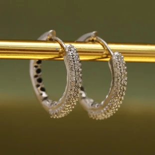Argola Pavê com Diamante em Ouro Branco