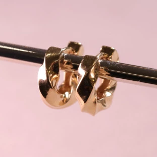 Argola Torcida Em Ouro Amarelo 