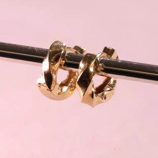 Argola Torcida Média Em Ouro Amarelo 