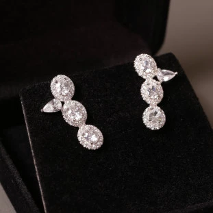 Brinco Earcuff Oval Cravejado Com Zircônias Em Prata 