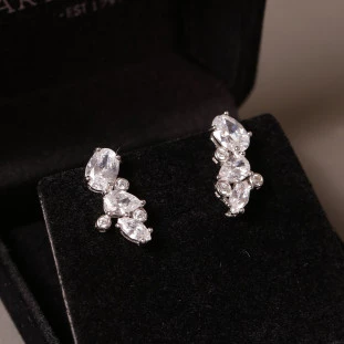 Brinco Earcuff Cravejado Com Zircônias Oval Navete e Gotas  Em Prata 