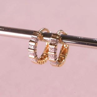 Argola  Detalhada Cravejada Com Zircônias Em Ouro Amarelo 