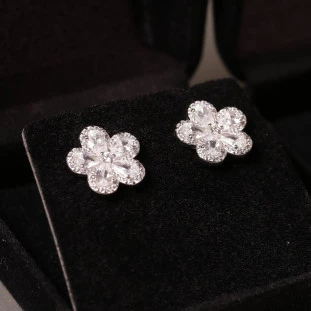 Brinco Flor Cravejado Com Zircônias  Em Prata 