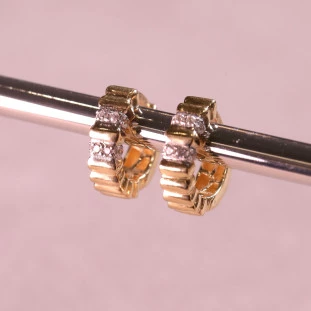 Argola Detalhada Cravejada Com Zircônias Em Ouro Amarelo 