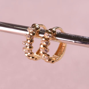 Argola Gomos Cravejada Com Zircônias Em Ouro Amarelo 