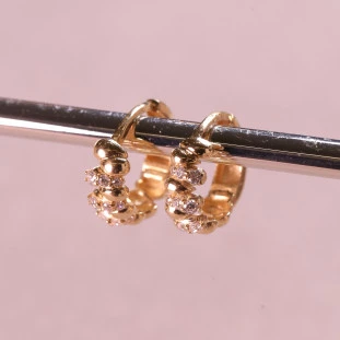 Argola Gomos Média Cravejada Com Zircônias Em Ouro Amarelo 