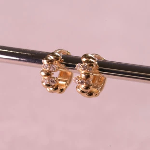 Argola Gomos Pequena Cravejada Com Zircônias Em Ouro Amarelo 