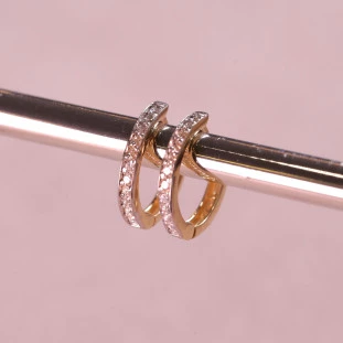 Argola Fio Cravejado Média Com Zircônias Em Ouro Amarelo 