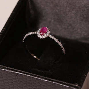 Anel Oval Cravejada Com ZircôniaTipo Rubi Em Prata