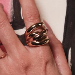 Anel Elos Trançados Com Detalhes Rose Em Ouro Amarelo